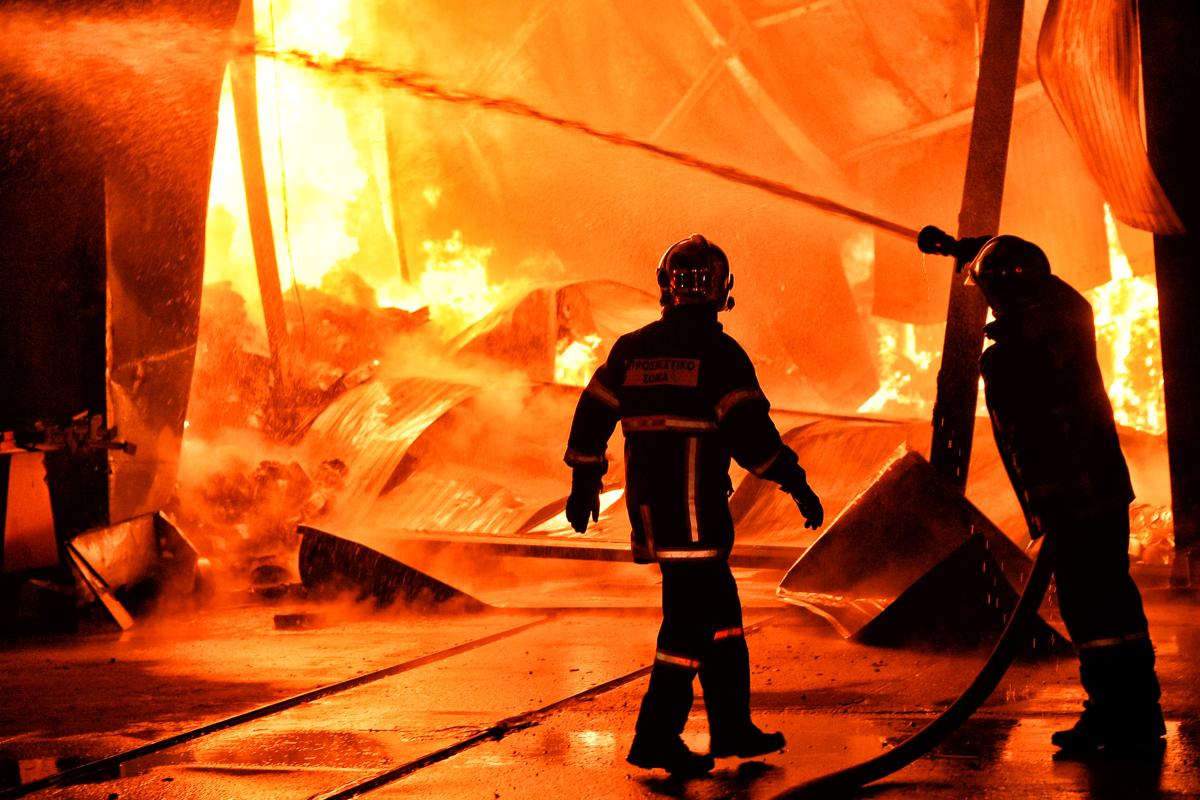 Φωτογραφικό στιγμιότυπο από κατάσβεση πυρκαγιάς σε αποθηκευτικό χώρο κτιρίου