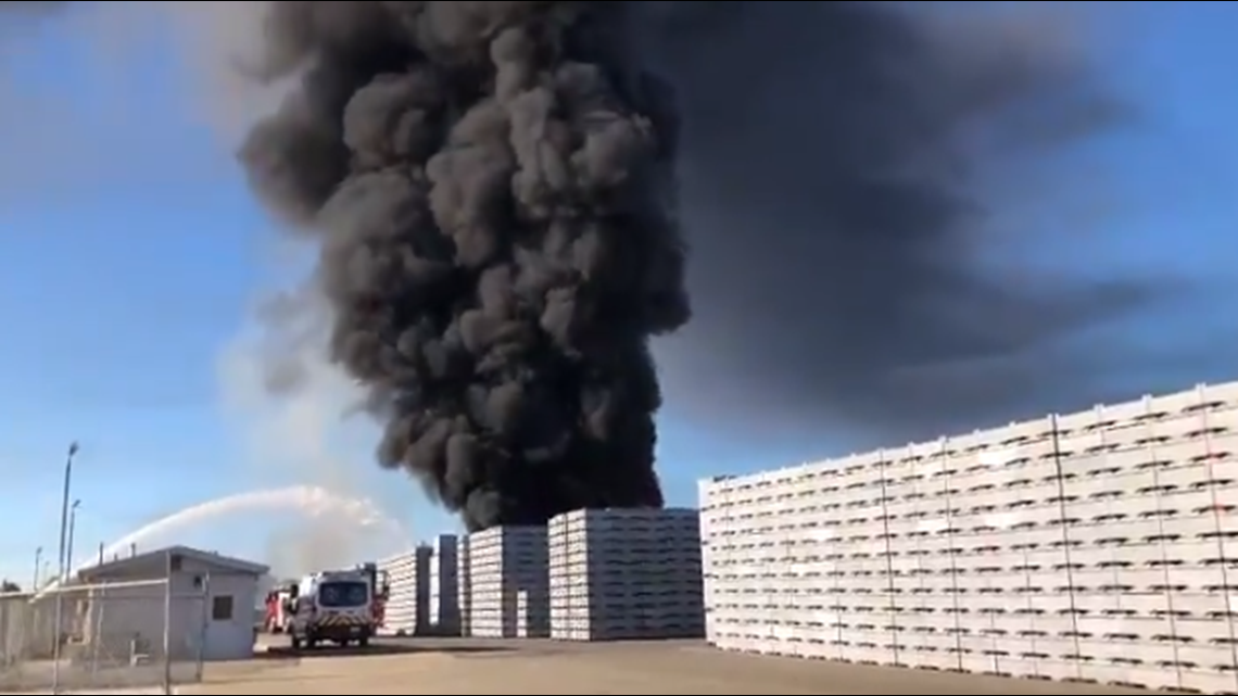 Μεγάλη πυρκαγιά σε εργοστάσιο στην Καλιφόρνια των ΗΠΑ
