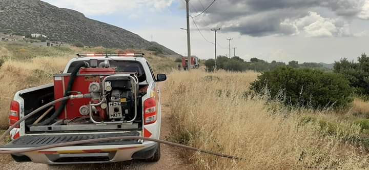 Δύο πυρκαγιές εκδηλώθηκαν στα Καλύβια Αττικής σήμερα. Φωτογραφίες από το συμβαν