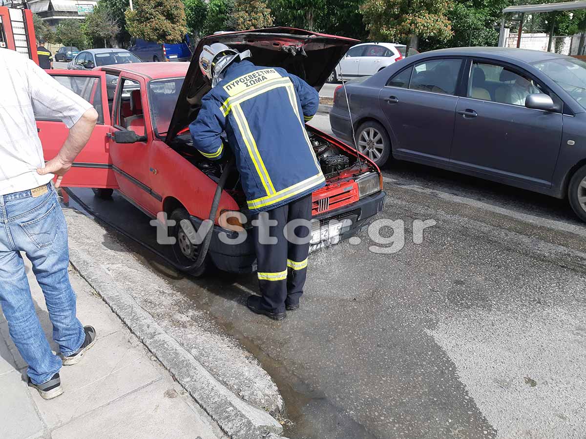 Λαμία: Αυτοκίνητο πήρε φωτιά σε κεντρικό δρόμο