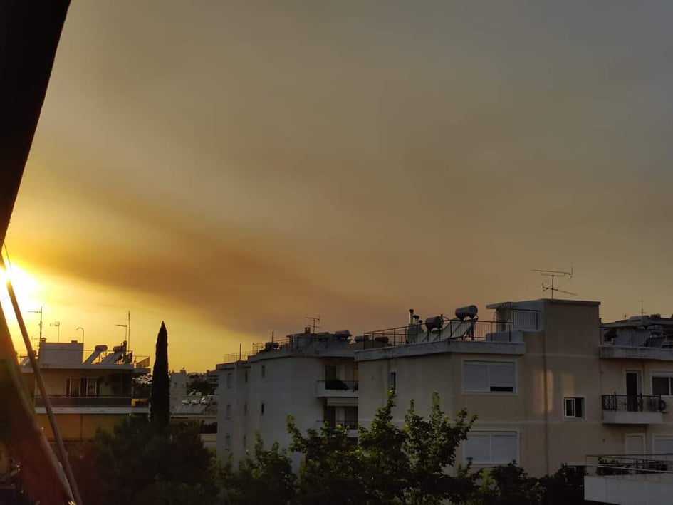 Καπνοί στον ουρανό της Αττικής από την πυρκαγιά στο Μαρτίνο Φθιώτιδας