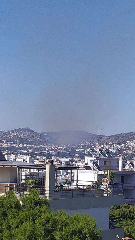 Πυρκαγιά σε δασική έκταση στη Βάρη Αττικής