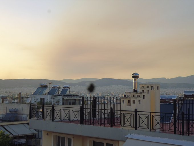 Καπνοί στον ουρανό της Αττικής από την πυρκαγιά στο Μαρτίνο Φθιώτιδας