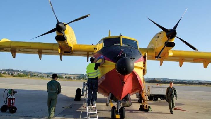 Πιλότοι canadair : Οι ήρωες που περνούν μέσα από φωτιά και νερό