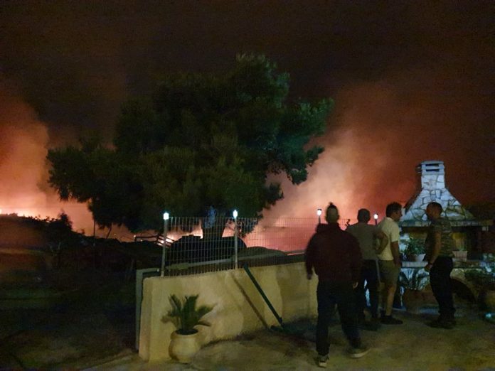Ζακυνθος: Μεγάλη πυρκαγιά ανάμεσα στα χωριά Έξω Χώρα και Μαριές Ζακυνθος: Μεγάλη πυρκαγιά ανάμεσα στα χωριά Έξω Χώρα και Μαριές