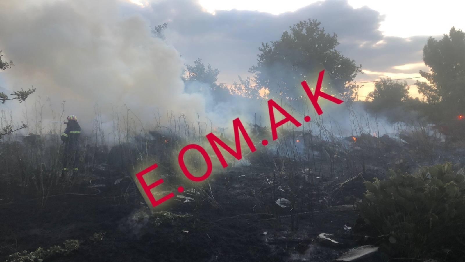 Πυρκαγιά εν υπαίθρω πίσω από το εκπτωτικό χωριό στα Σπάτα