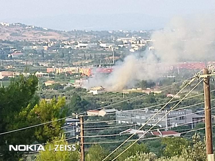 Πυρκαγιά εν υπαίθρω πίσω από το εκπτωτικό χωριό στα Σπάτα