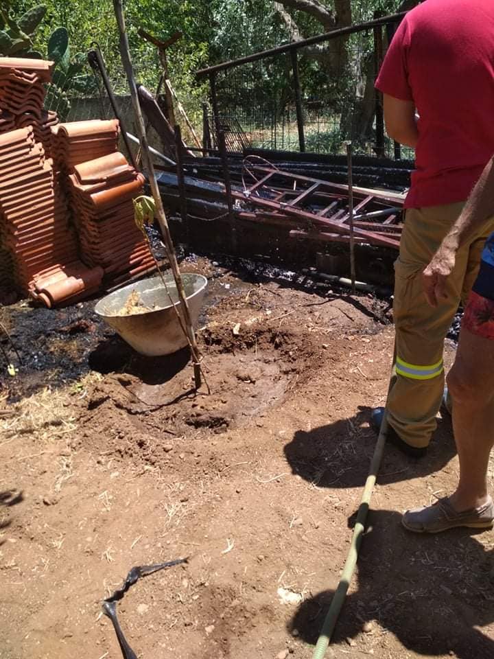 Πυρκαγιά σε προαύλιο χώρο οικείας στο Σούνιο Αττικής