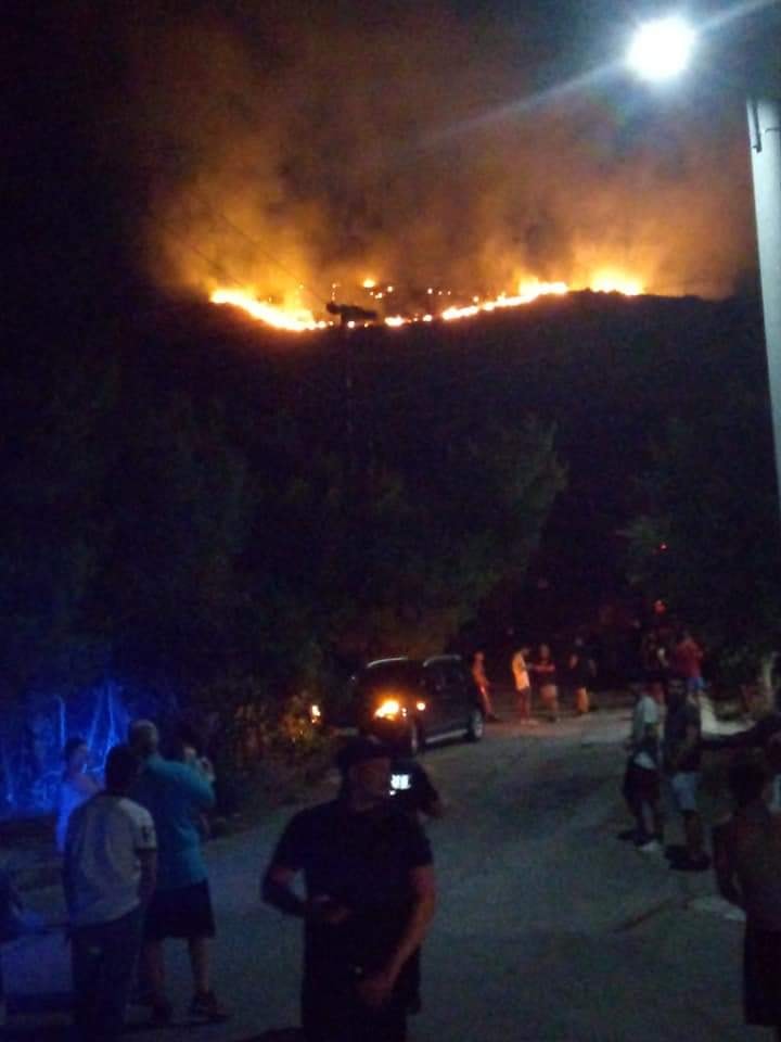 Τώρα: Μεγάλη πυρκαγιά εν υπαίθρω στο Πέραμα Αττικής. Φωτο από το συμβάν