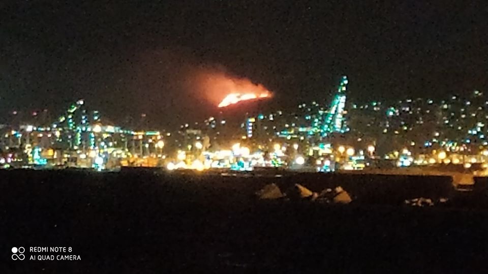 Τώρα: Μεγάλη πυρκαγιά εν υπαίθρω στο Πέραμα Αττικής. Φωτο από το συμβάν