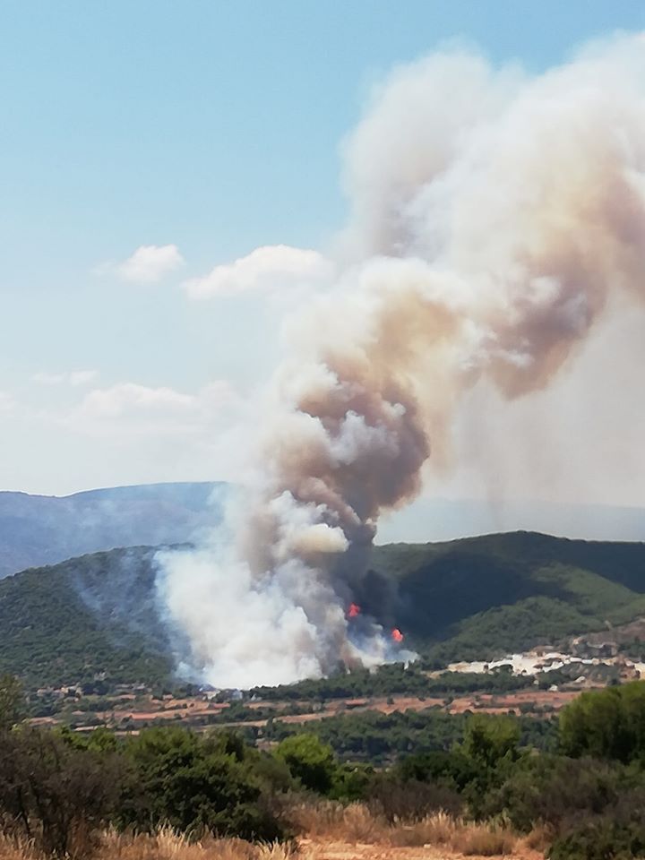 ΕΚΤΑΚΤΟ - Μεγάλη πυρκαγιά στις Κεχριές Κορινθίας
