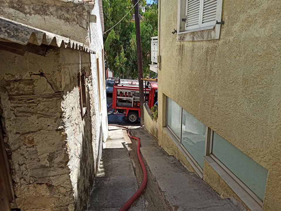 Αναστάτωση έπειτα από φωτιά που εκδηλώθηκε σε σπίτι στην Σάμο - Άμεση η παρέμβαση της Πυροσβεστικής Υπηρεσίας