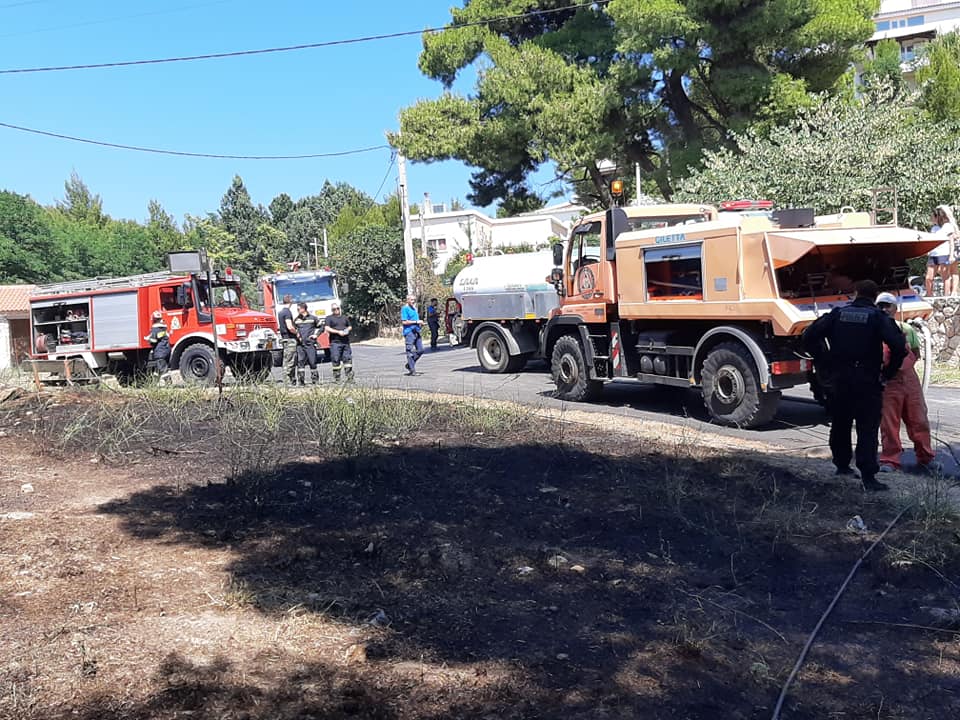 Άμεση η επέμβαση της πυροσβεστικής στην Πεντέλη