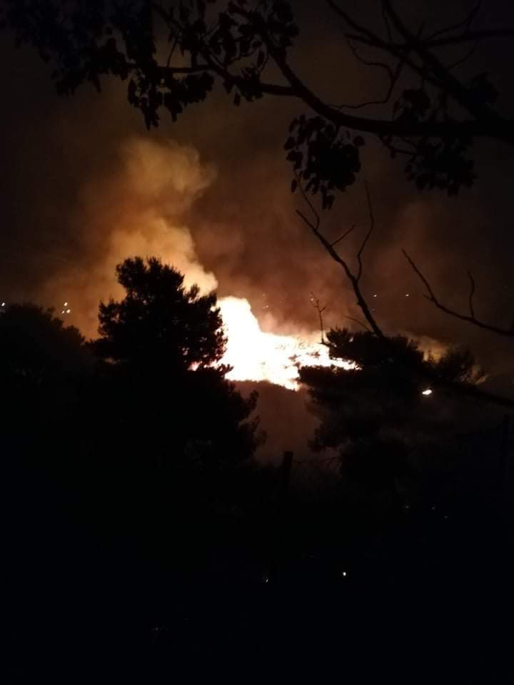 Πυρκαγιά σε χορτολιβαδική έκταση στον Γέρακα Αττικής. (φωτο)