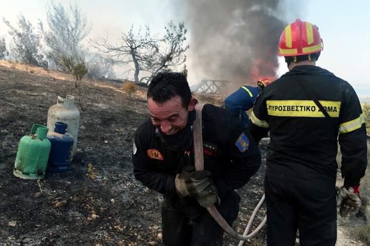 Αυτή είναι η πραγματική εικόνα των Ελληνων Πυροσβεστών