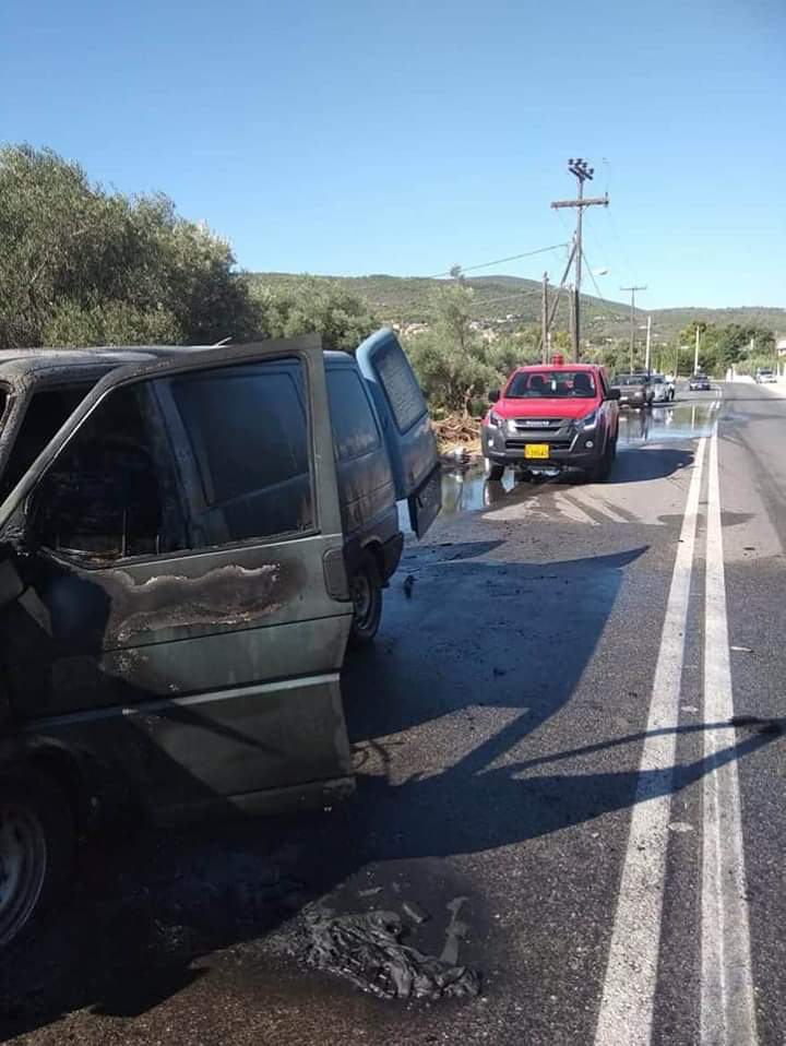 Πυρκαγιά σε φορτηγάκι. Φωτο από το συμβαν