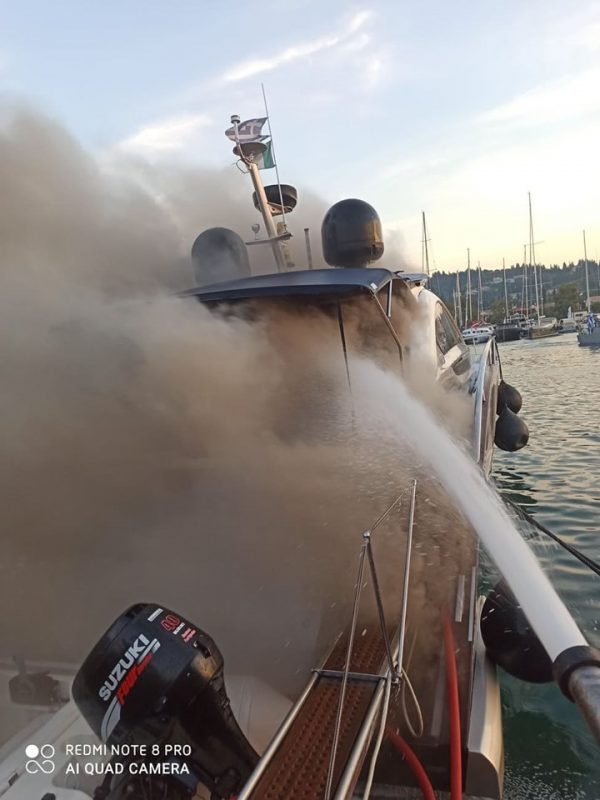 ΚΕΡΚΥΡΑ – Έσβησαν την πυρκαγιά στο σκάφος στη μαρίνα Γουβιών