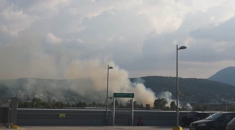 Πυρκαγιά εν υπαίθρω πίσω από το εκπτωτικό χωριό στα Σπάτα