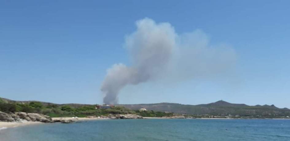 Πυρκαγιά σε εξέλιξη στο Λαύριο Αττικής