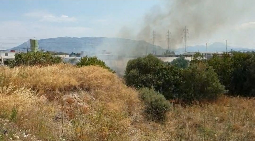 Πυρκαγια στην είσοδο του προαστιακου φώτο από το συμβαν