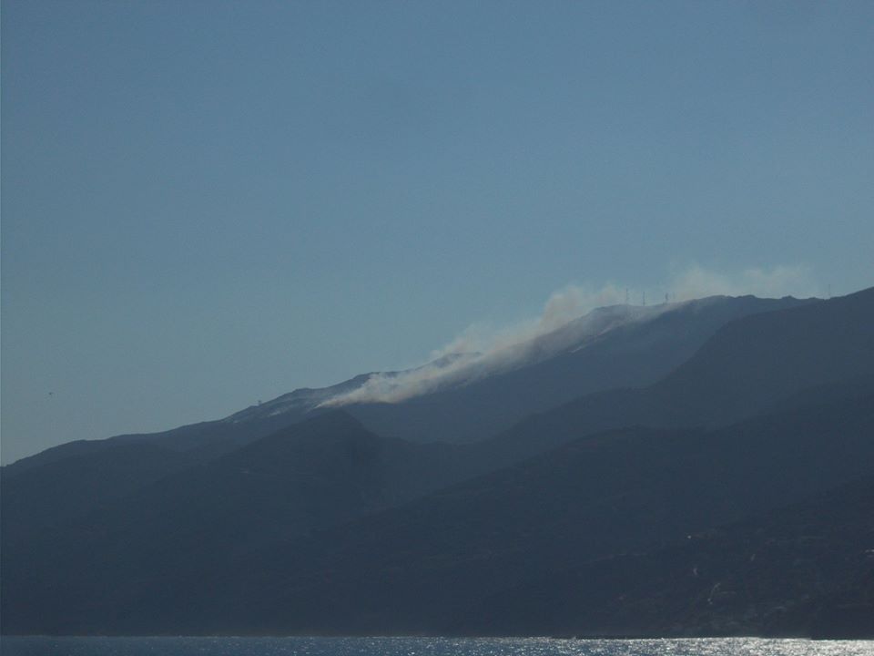 Σε ύφεση η πυρκαγιά στην Ικαρία (Φώτος)