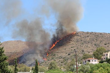 ΕΚΤΑΚΤΟ - Πυρκαγιά στην Αίγινα