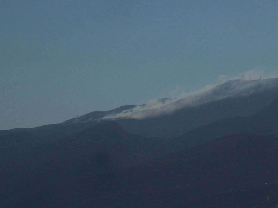 Σε ύφεση η πυρκαγιά στην Ικαρία (Φώτος)