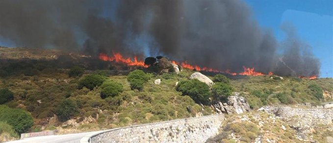 Πυρκαγιά στη Νάξο - Ενισχύθηκαν οι δυνάμεις πυρόσβεσης - Εκκενώθηκε προληπτικά οικισμός (Φώτο)