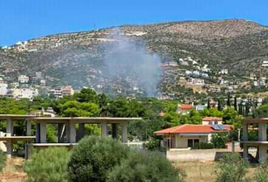 Πυρκαγιά εν υπαίθρω στη Σαρωνίδα Αττικής - Άμεση επέμβαση της Πυροσβεστικής