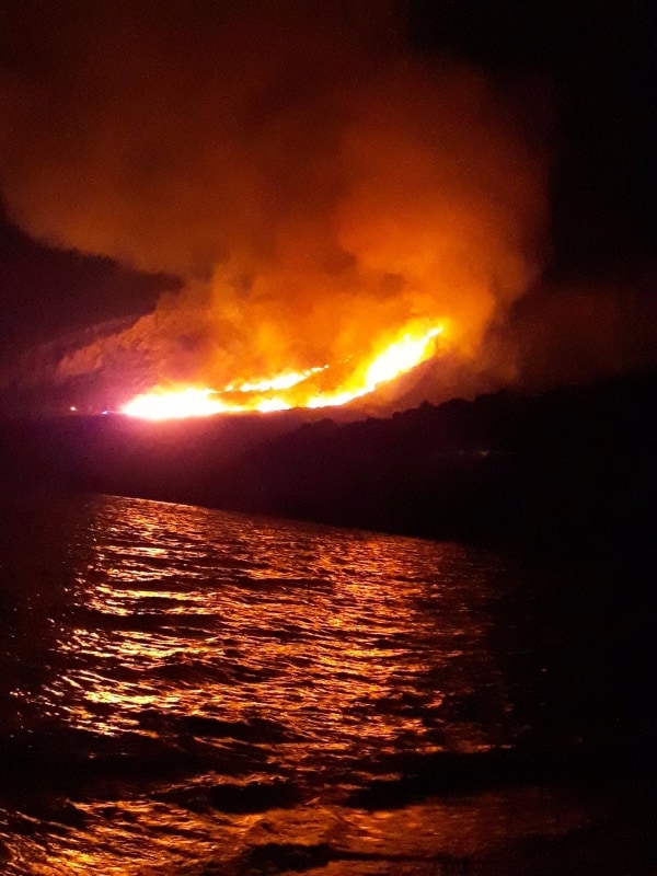 Μεγάλη πυρκαγιά φαίνεται να μαίνεται στον νομό Φωκίδας