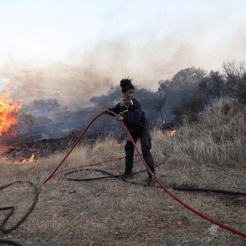 Βαθιά υπόκλιση στην ηρωίδα πυροσβέστη που έδωσε μάχη με τις φλόγες στην Ανάβυσσο