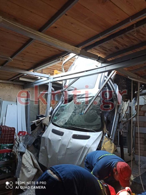 Ηράκλειο: Απίστευτες εικόνες από το αυτοκίνητο που κατέληξε στη ...στέγη!(φωτο)