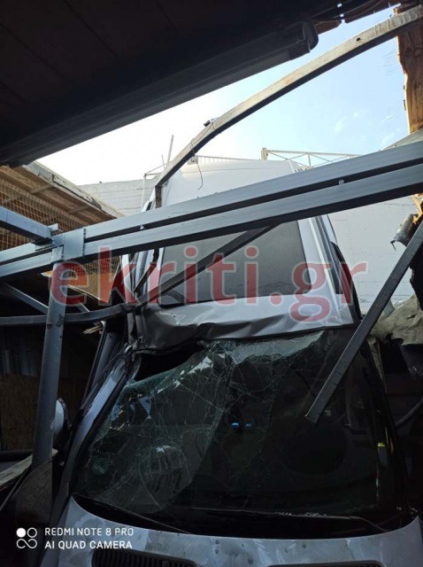 Ηράκλειο: Απίστευτες εικόνες από το αυτοκίνητο που κατέληξε στη ...στέγη!(φωτο)