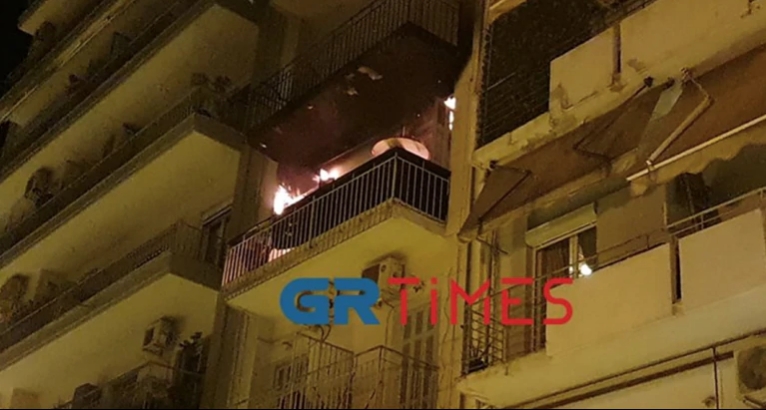 Μεγάλη πυρκαγιά σε διαμέρισμα στη Θεσσαλονίκη-12 άτομα απεγκλωβίστηκαν [βίντεο]