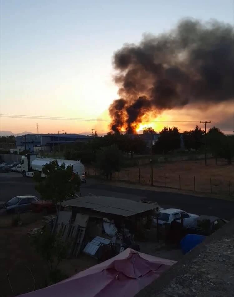 Πυρκαγια και εκρήξεις σε εργοτάξιο στο Αίγιο