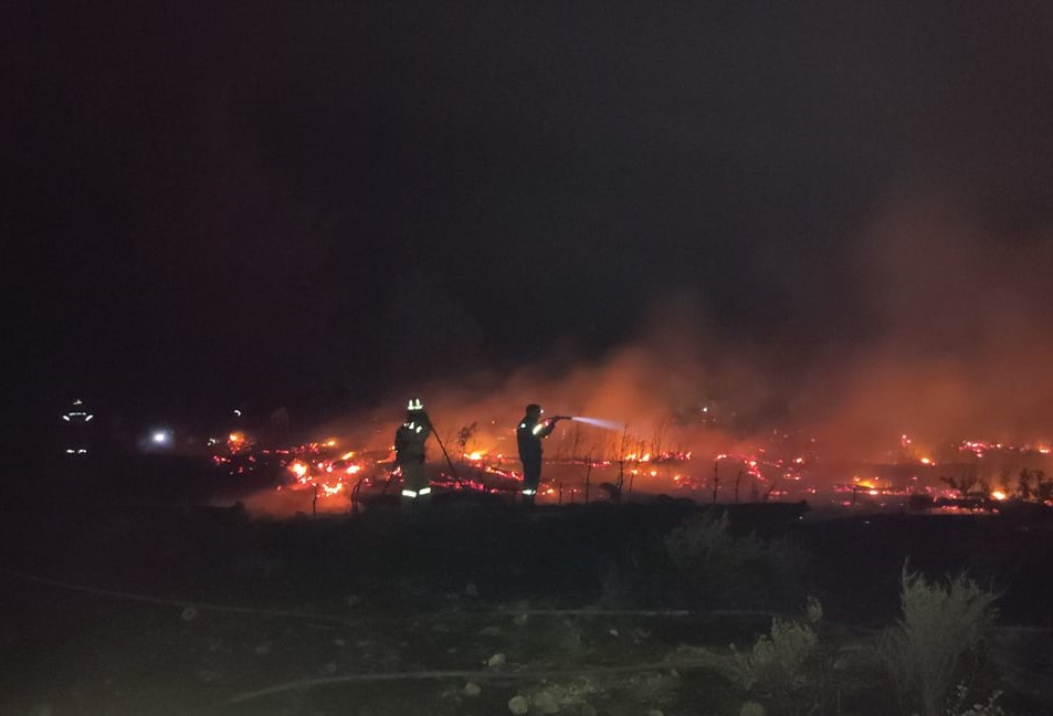 Χιος: Κατεσβέσθη η πυρκαγιά στο Καμπί, ανάμεσα σε Άγιο Γιώργη και Βέσσα (φωτό)