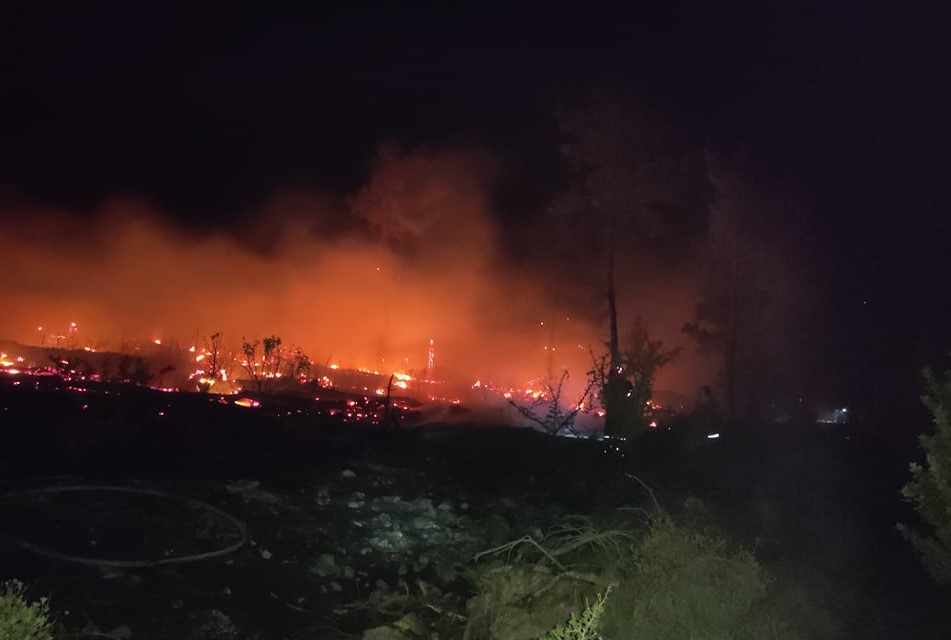 Χιος: Κατεσβέσθη η πυρκαγιά στο Καμπί, ανάμεσα σε Άγιο Γιώργη και Βέσσα (φωτό)