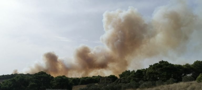 Εξετάζεται η εκκένωση των Βολιμών | Ανεξέλεγκτη η πυρκαγιά.(foto-video)