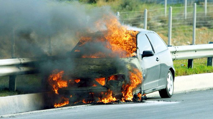 Φωτιά κατέστρεψε ολοσχερώς όχημα στην Πάτρα