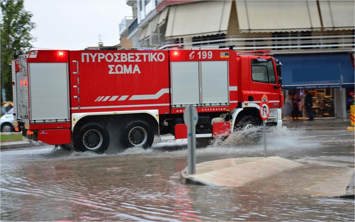 Φωτογραφικό στιγμιότυπο πυροσβεστικού οχήματος μετά από κλήση για παροχή βοηθείας λόγω υψηλής στάθμης υδάτων