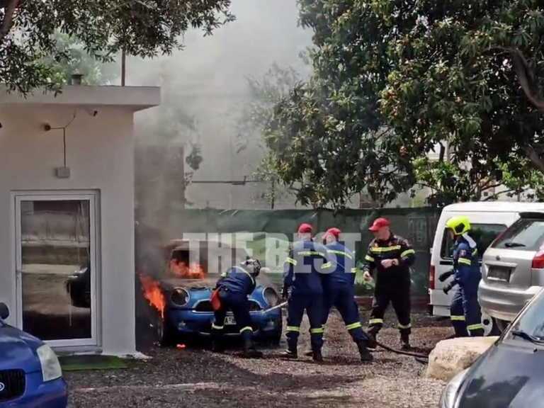 Πυρκαγιά σε μάντρα αυτοκινήτων στην Πάτρα