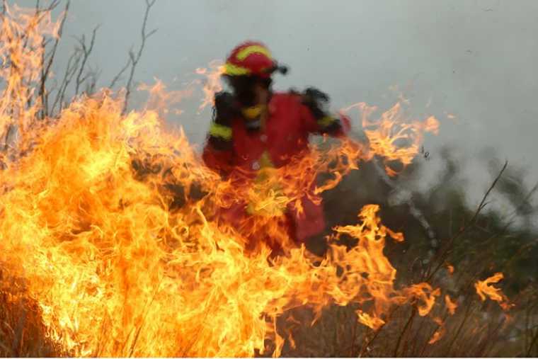 Πυρκαγιά σε χορτολιβαδική έκταση στο Λουτράκι
