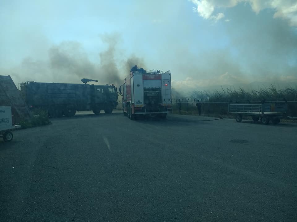 Πυρκαγιά σε καλάμια στο αεροδρόμιο της Καλαμάτας