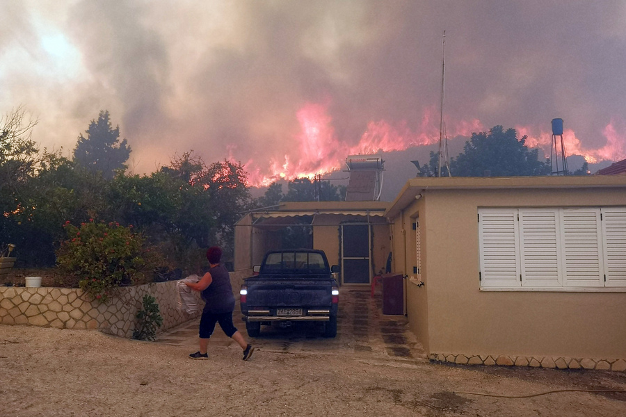 Πυρκαγιά στον Ασπρόκαβο Κέρκυρας κοντά σε σπίτια