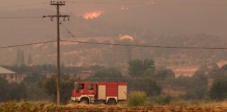 Πυρκαγιά σε χορτολιβαδική έκταση στα Εξαμίλια Κορινθίας