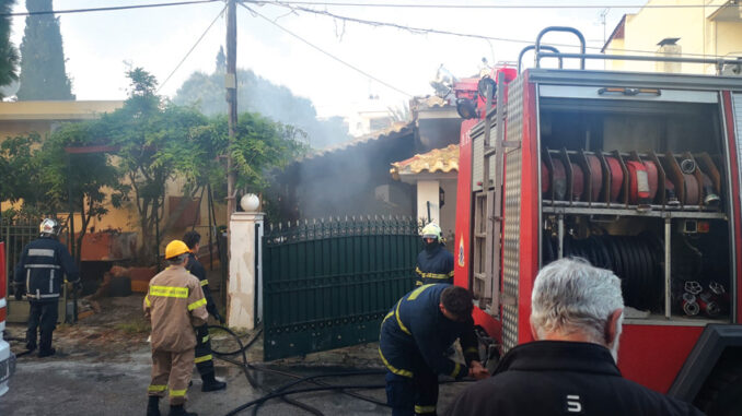 Πυρκαγιά σε ΙΧ εντός οικίας στη Βούλα