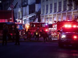 Μεγάλη πυρκαγιά σε εμπορικό κέντρο του Λος Άντζελες - Τραυματίστηκαν 11 πυροσβέστες από έκρηξη