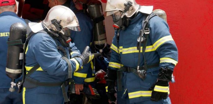 Απεγκλωβίστηκαν δύο άτομα σε φωτιά στην Κέρκυρα