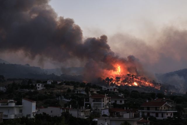 Ολονύχτια μάχη με τις φλόγες στις Κεχριές Κορινθίας – Κάηκαν 10 σπίτια, διάσπαρτα μέτωπα