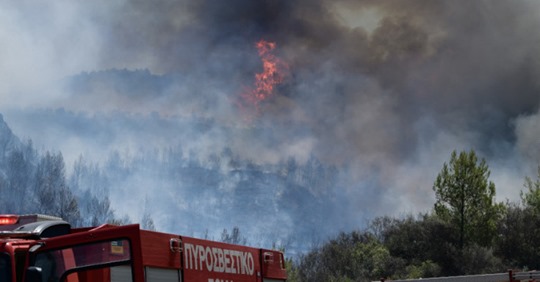 Ηλεία: Σε δύο μέτωπα κινείται η πυρκαγιά - Σε ετοιμότητα οι κάτοικοι στο Χελιδόνι